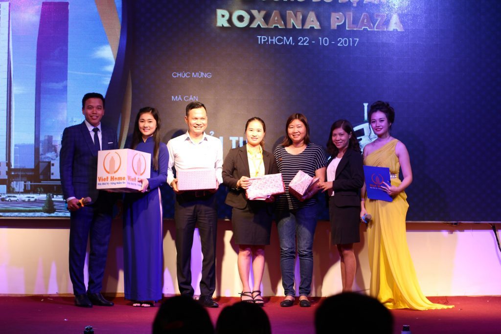 Khách hàng may mắn nhận được quà tặng trong buổi lễ công bố dự án Roxana Plaza Bình Dương