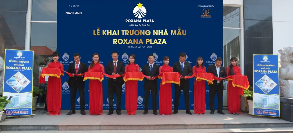 khai truong nha mau roxana plaza