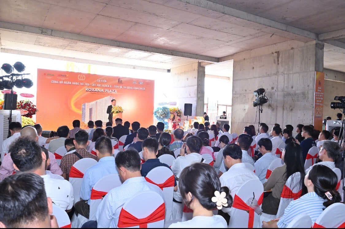 Lễ cất nóc Roxana Plaza với sự tham dự của đông đảo đối tác cùng cư dân tương tai.