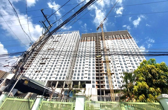Khách hàng mua nhà dự án Roxana Plaza căng băng rôn đòi nhà.